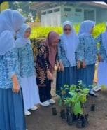 Siswi SMA Al Falah Banjaran bersama guru dalam kegiatan peduli lingkungan