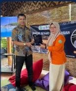 Penyerahan plakat dan apresiasi prestasi siswa SMA Al Falah Banjaran